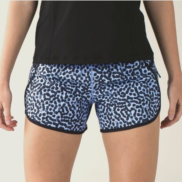 Lululemon Tracker Short in Ace Spot Lullaby Black, 4 - Picture 2 of 8